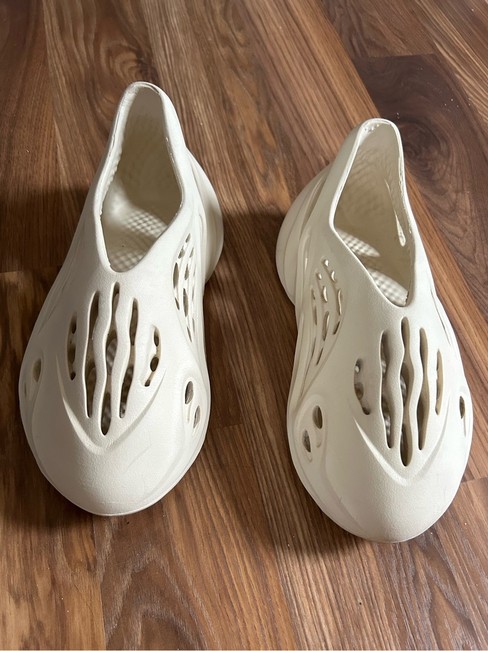 Cream Yeezy Foam Runners